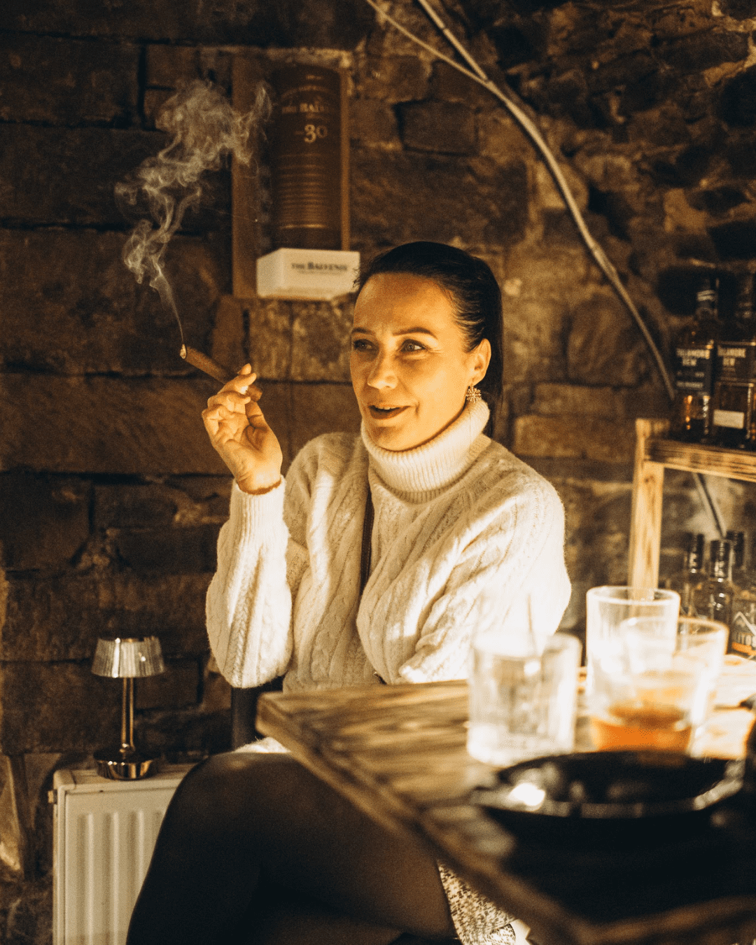 Kobieta z cygarem w Speakeasy Bar Legnica - wieczór z whisky i cygarem