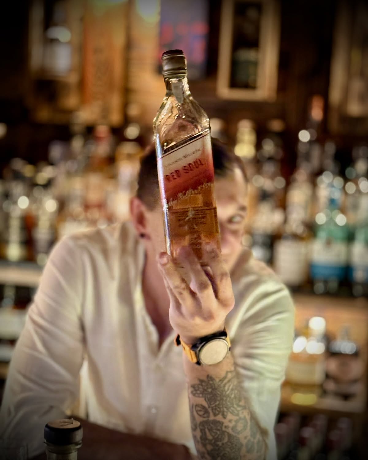 Kobieta podczas degustacji whisky w Speakeasy Bar Legnica