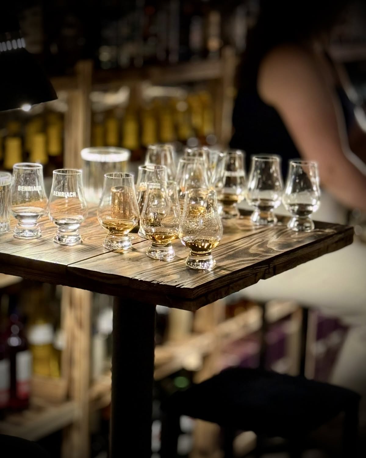 Goście podczas degustacji w ciemno w Speakeasy Bar Legnica