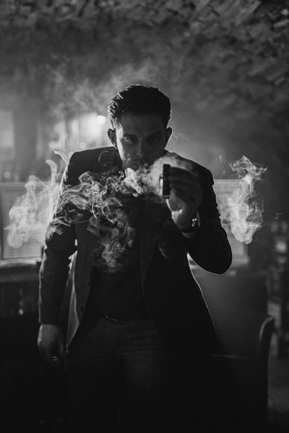 Gość z cygarem w dymnym wnętrzu Speakeasy Bar w Legnicy
