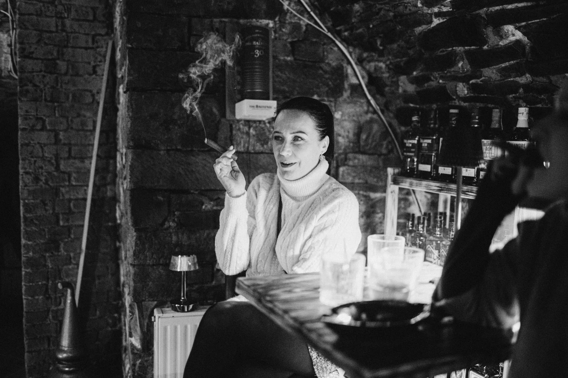 Gość Speakeasy Bar w Legnicy podczas wieczoru z cygarem