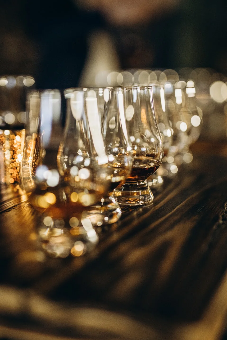 Kieliszki degustacyjne z whisky w Speakeasy Bar w Legnicy