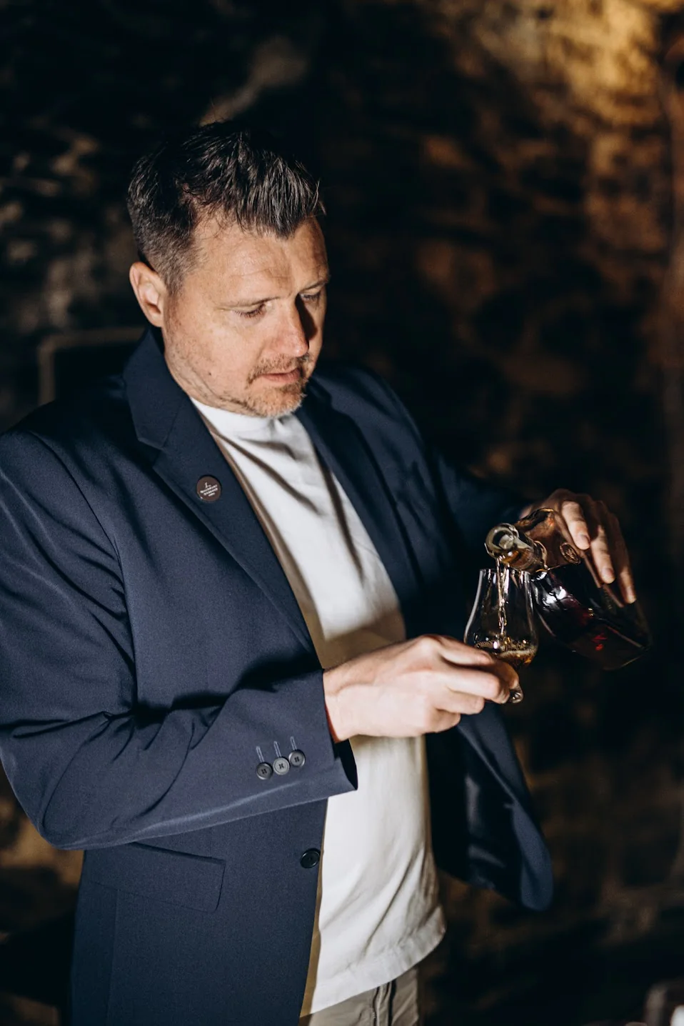 Nalewanie whisky podczas degustacji w Speakeasy Bar w Legnicy