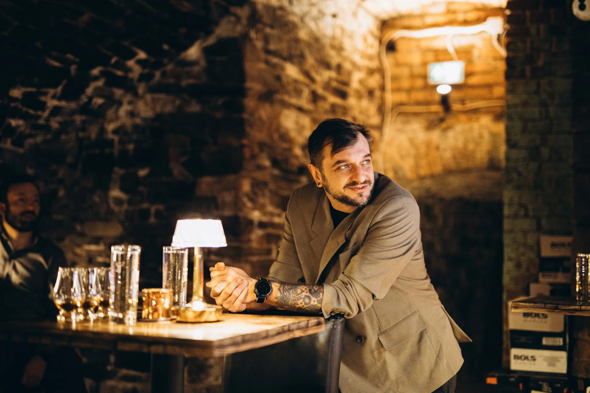 Prowadzący degustację alkoholi w Speakeasy Bar w Legnicy