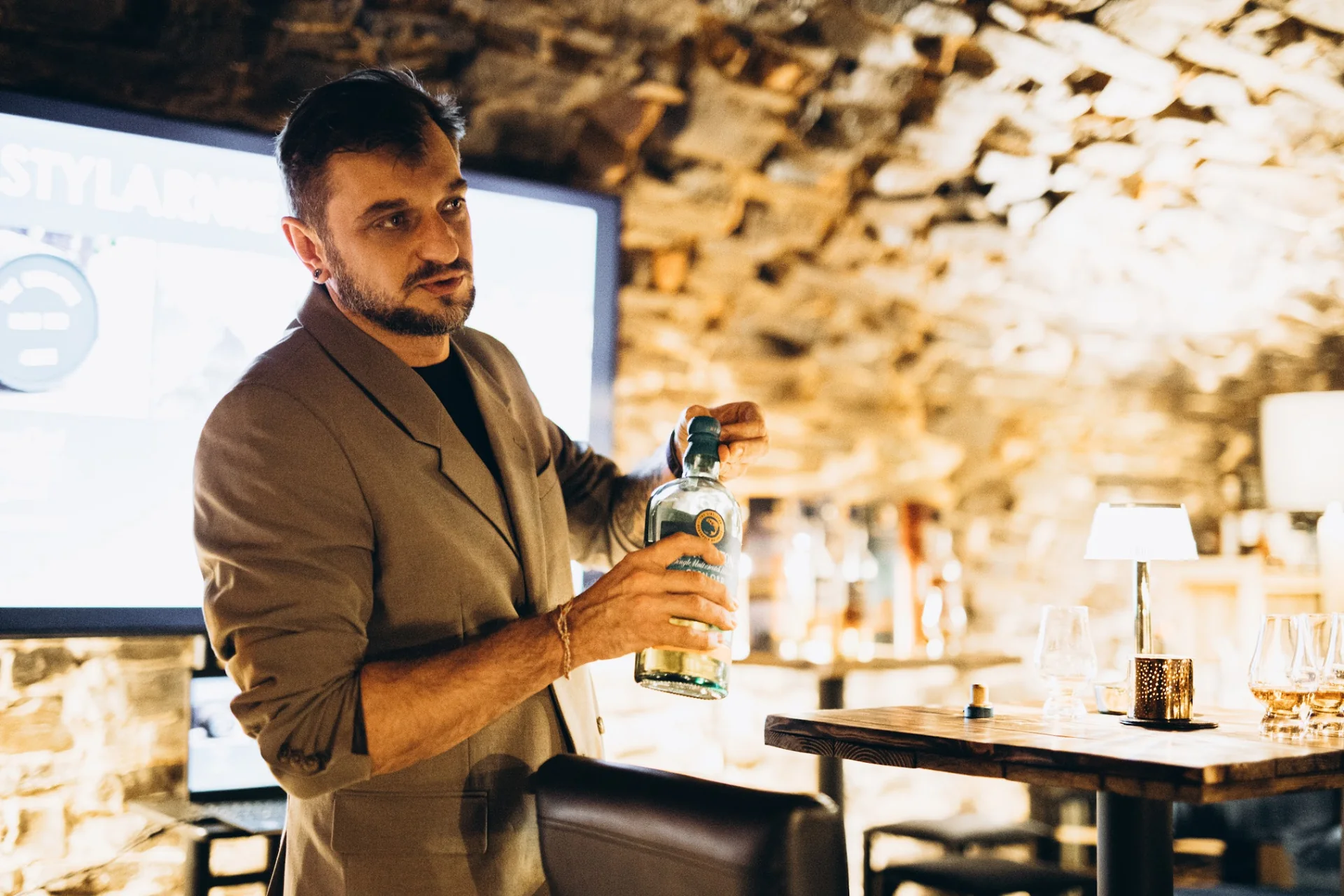 Prowadzenie degustacji whisky w Speakeasy Bar w Legnicy